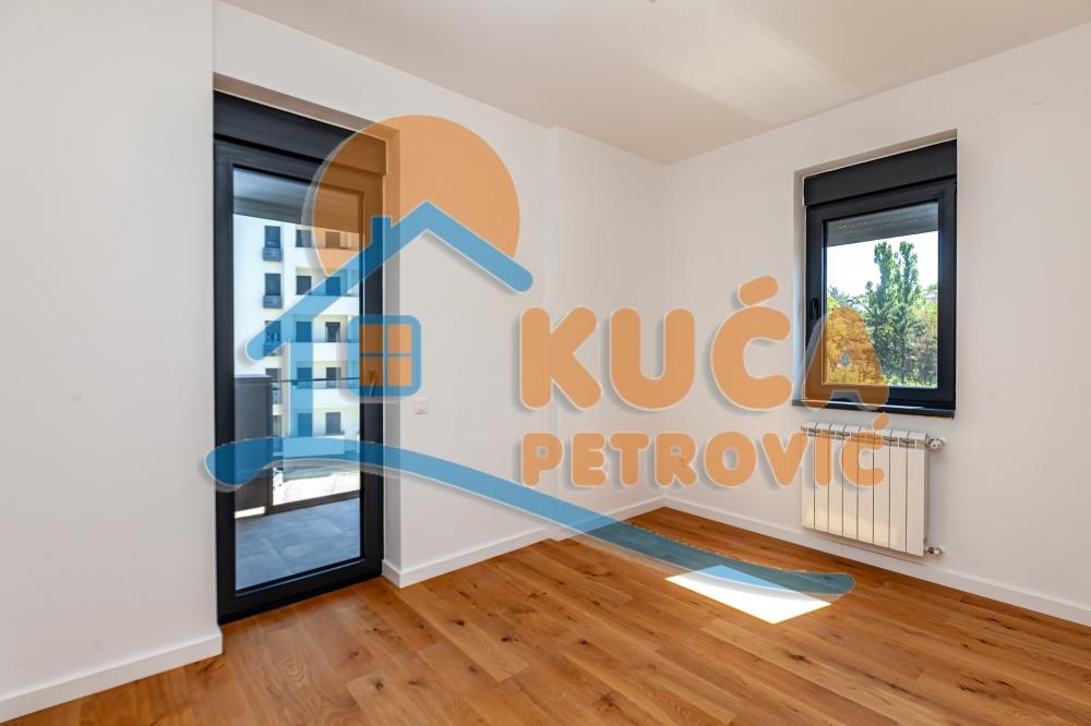 Slika 8 - Stan u zgradi, novogradnja, uknjižen, centralno grejanje, oglas ID p-015139