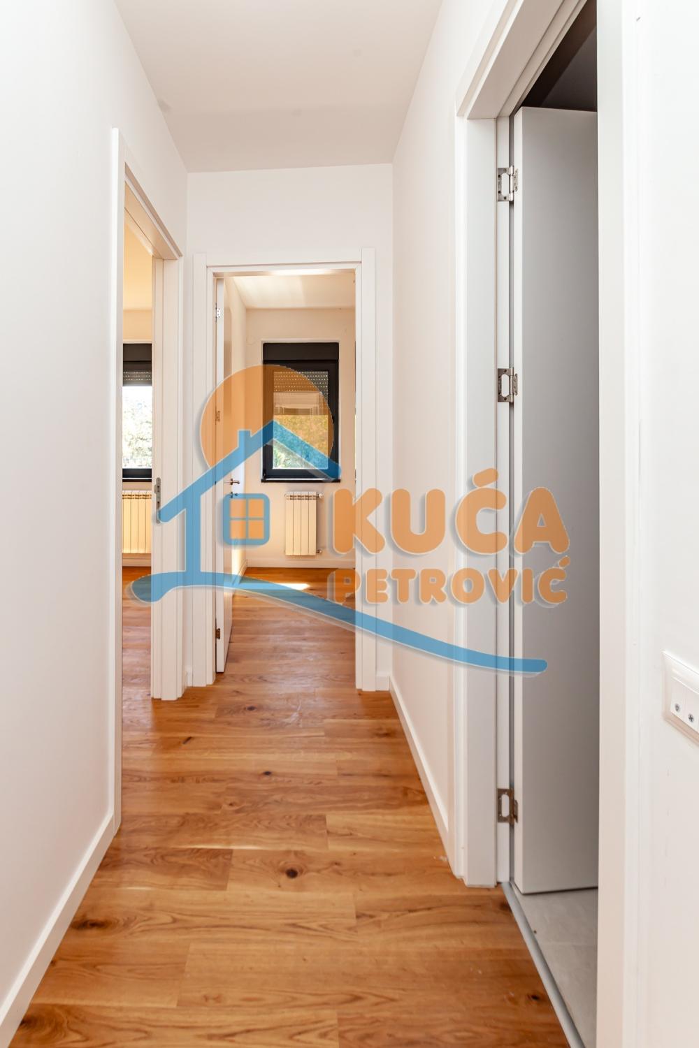 Slika 5 - Stan u zgradi, novogradnja, uknjižen, centralno grejanje, oglas ID p-015139