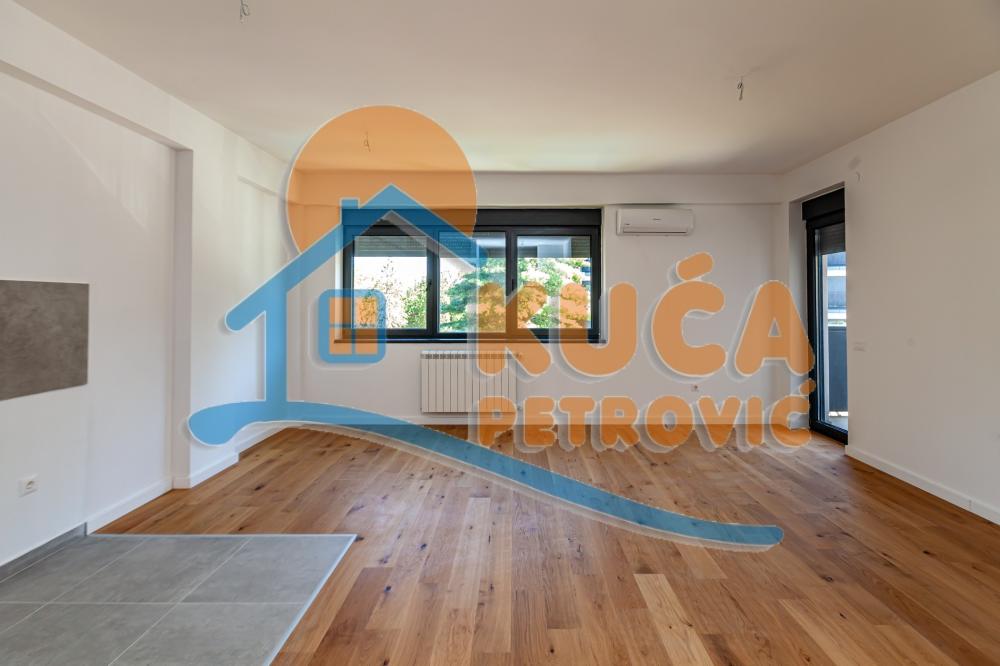 Slika 2 - Stan u zgradi, novogradnja, uknjižen, centralno grejanje, oglas ID p-015139