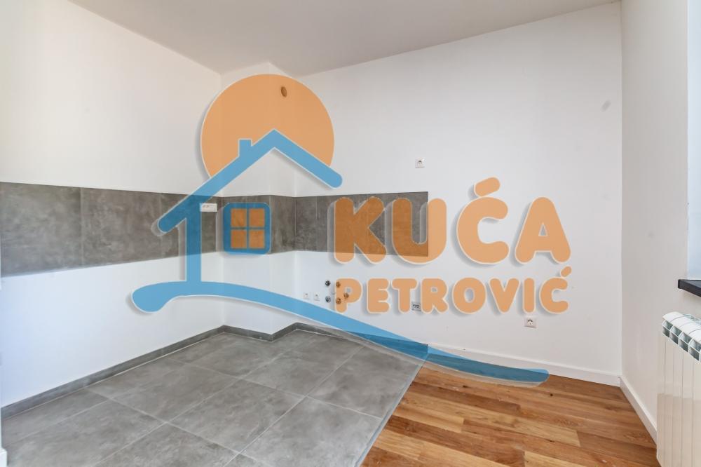 Glavna slika -Stan u zgradi, novogradnja, uknjižen, centralno grejanje, oglas ID p-015140