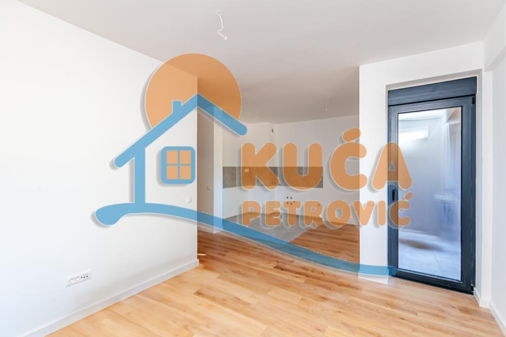 Slika 2 - Stan u zgradi, novogradnja, uknjižen, centralno grejanje, oglas ID p-015140