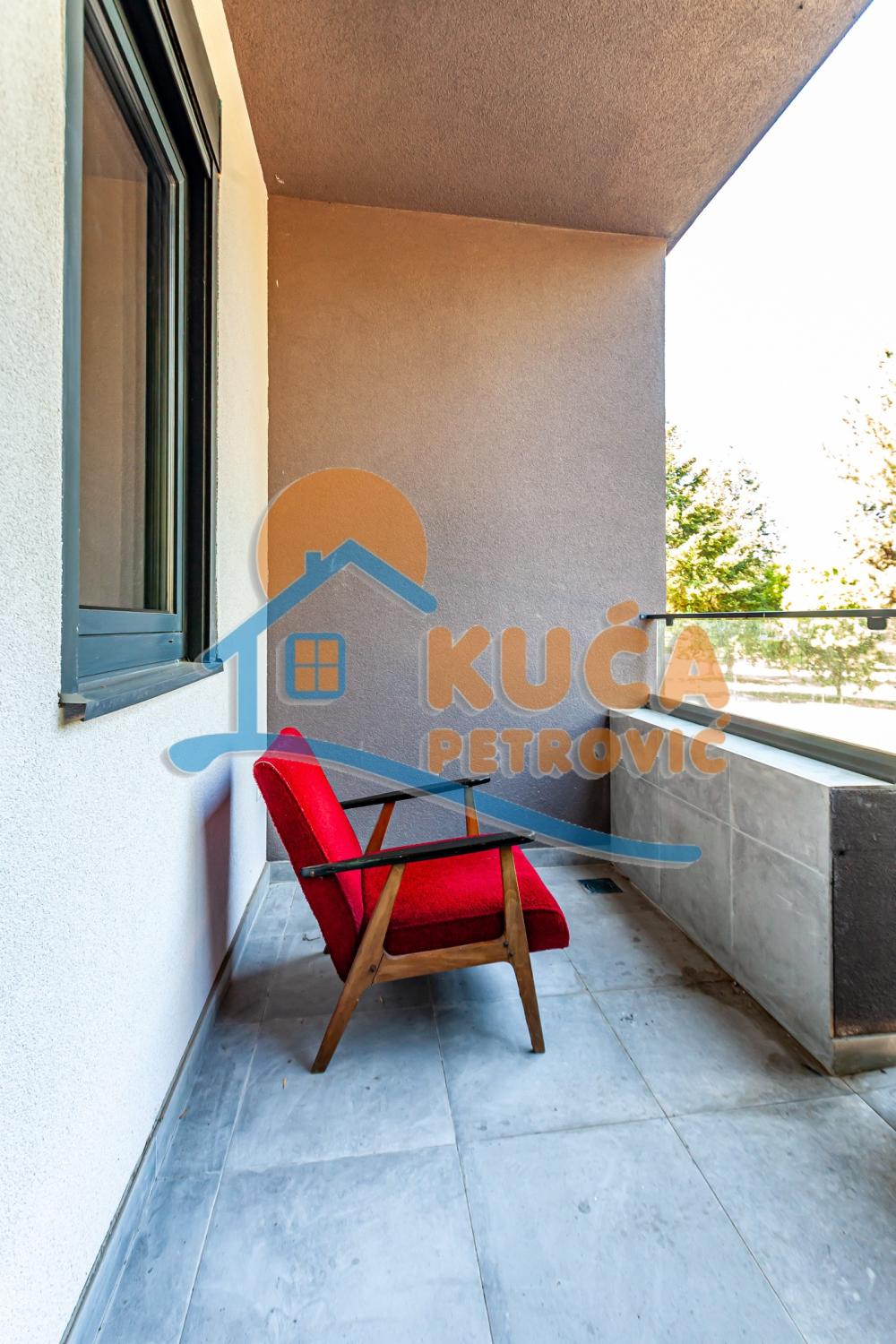 Slika 3 - Stan u zgradi, novogradnja, uknjižen, centralno grejanje, oglas ID p-015140