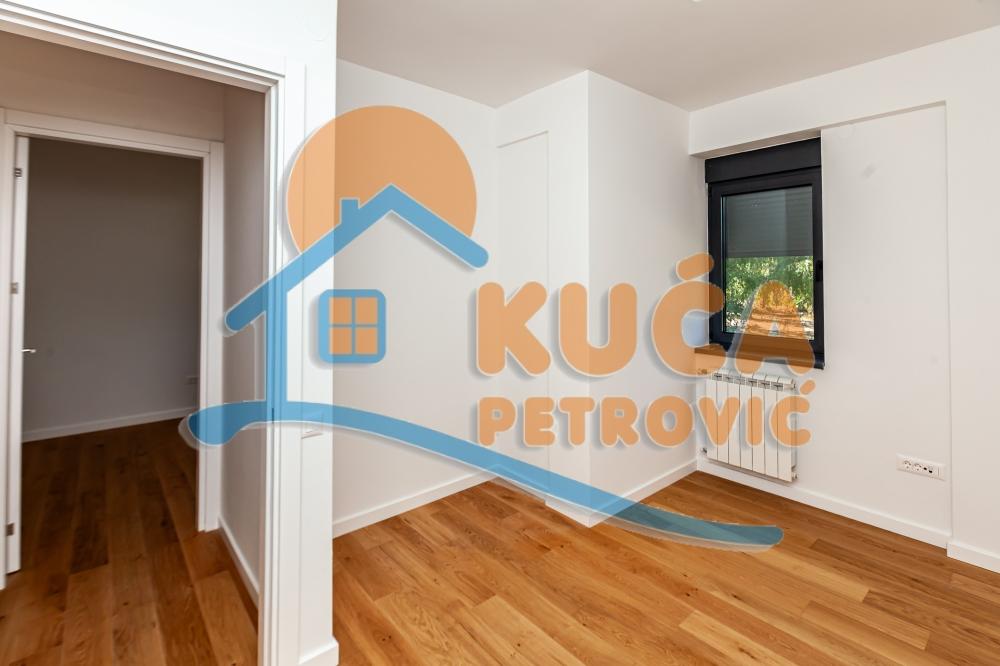 Slika 7 - Stan u zgradi, novogradnja, uknjižen, centralno grejanje, oglas ID p-015141