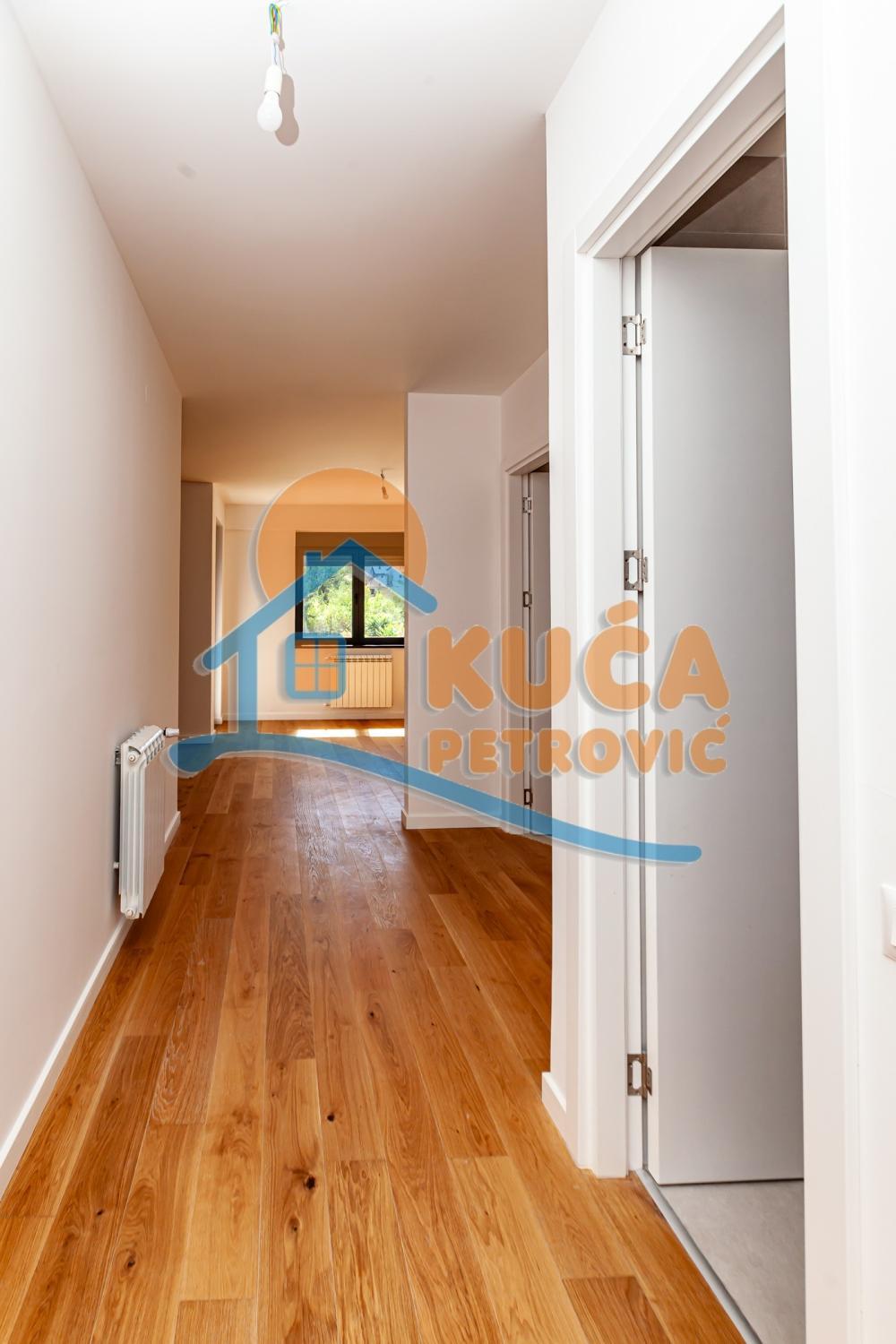 Glavna slika -Stan u zgradi, novogradnja, uknjižen, centralno grejanje, oglas ID p-015141