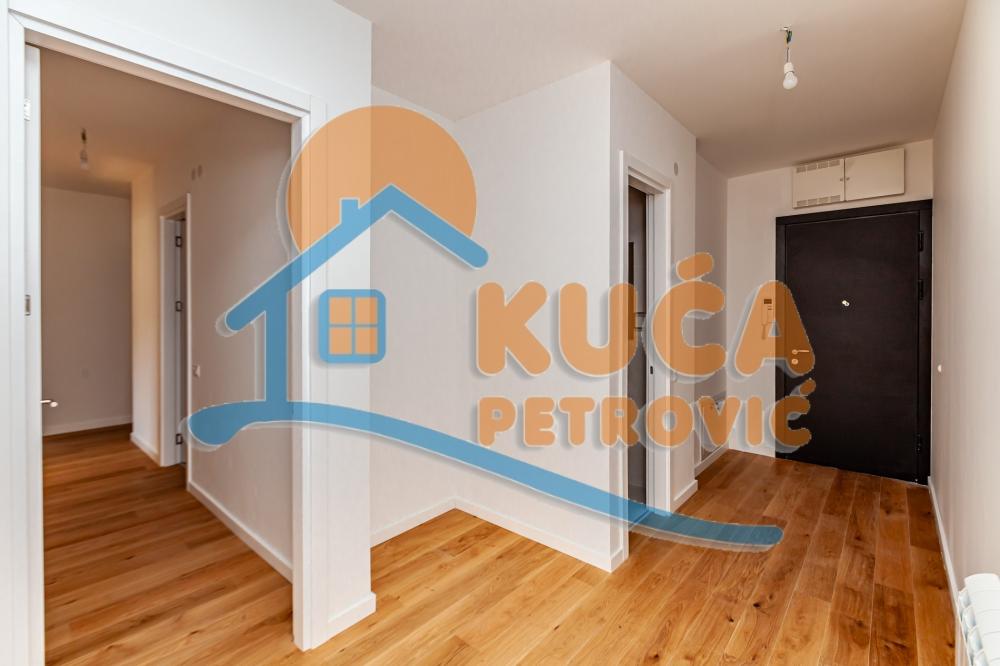 Slika 2 - Stan u zgradi, novogradnja, uknjižen, centralno grejanje, oglas ID p-015141