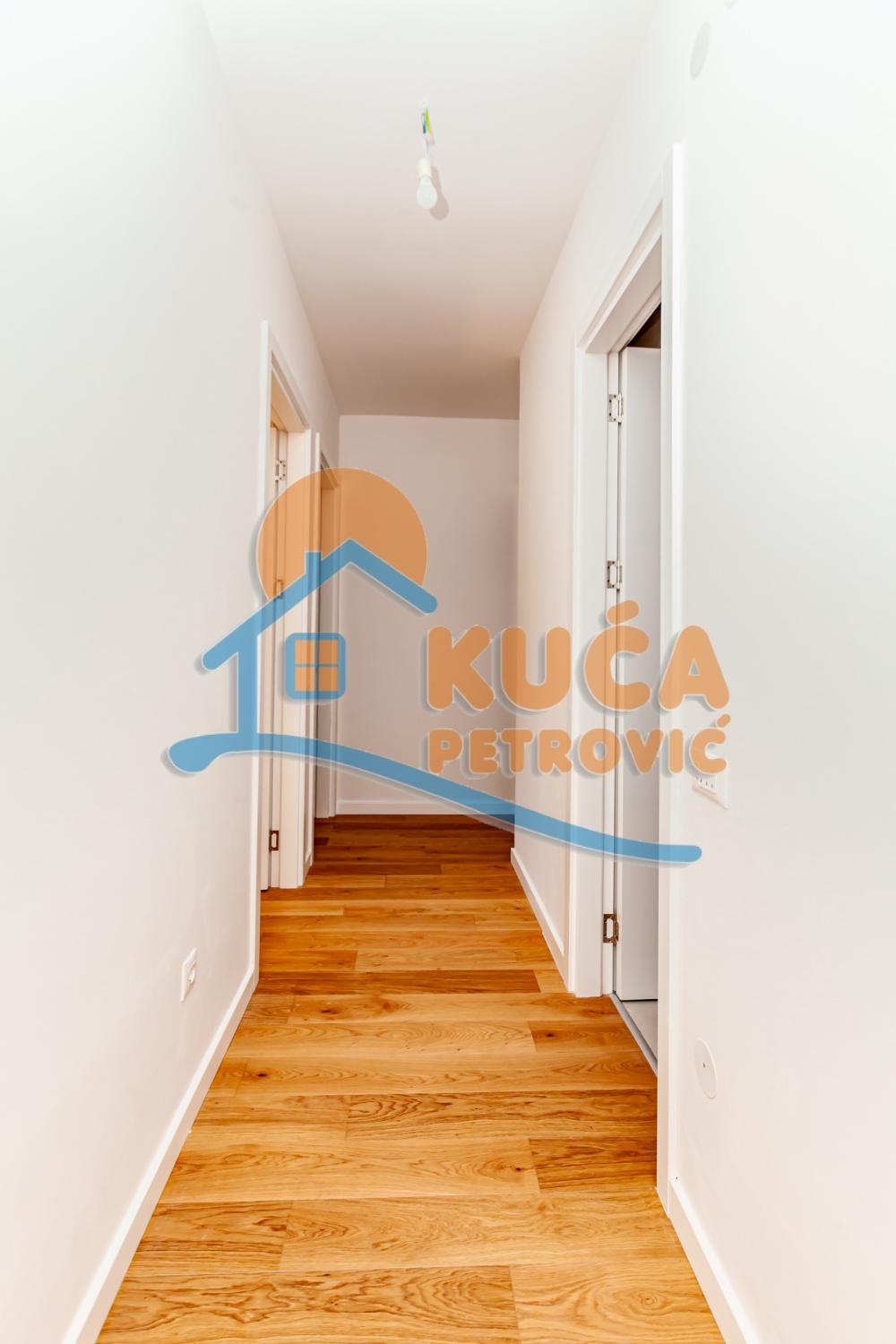 Slika 5 - Stan u zgradi, novogradnja, uknjižen, centralno grejanje, oglas ID p-015141