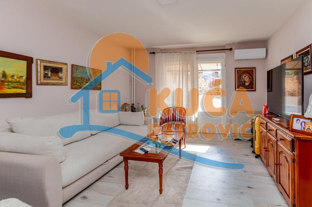 Glavna slika -Stan u zgradi, uknjižen, centralno grejanje, oglas ID p-015152