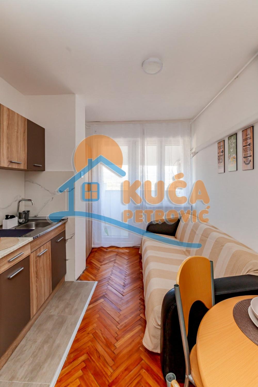 Slika 8 - Stan u zgradi, uknjižen, centralno grejanje, oglas ID p-015152