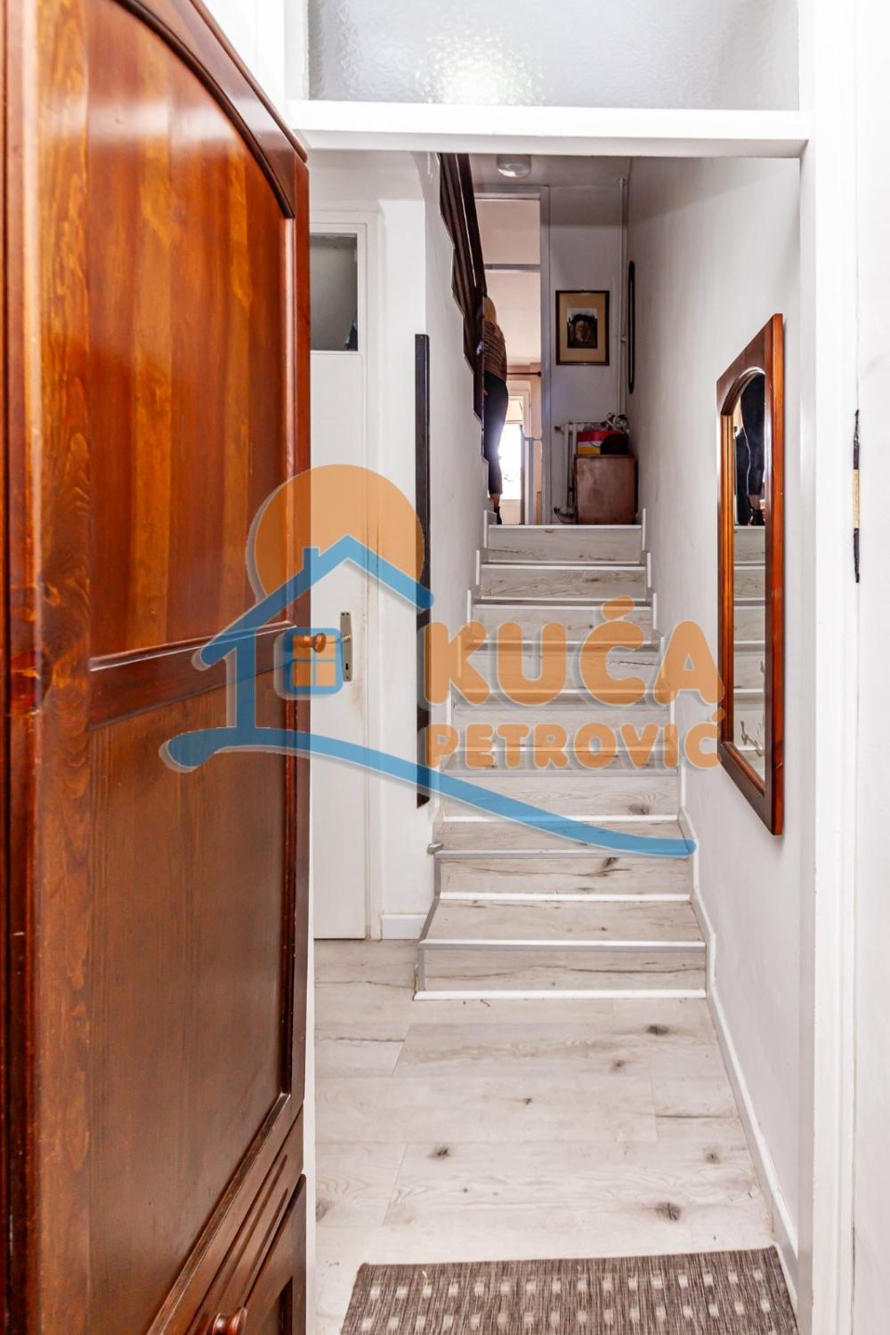 Slika 4 - Stan u zgradi, uknjižen, centralno grejanje, oglas ID p-015152