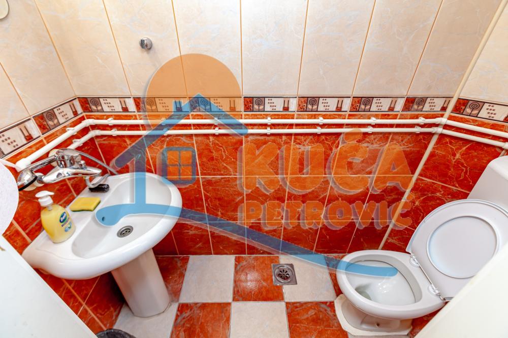 Slika 6 - Stan u zgradi, uknjižen, etažno grejanje, oglas ID p-015161