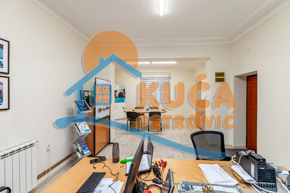 Slika 2 - Stan u zgradi, uknjižen, etažno grejanje, oglas ID p-015161