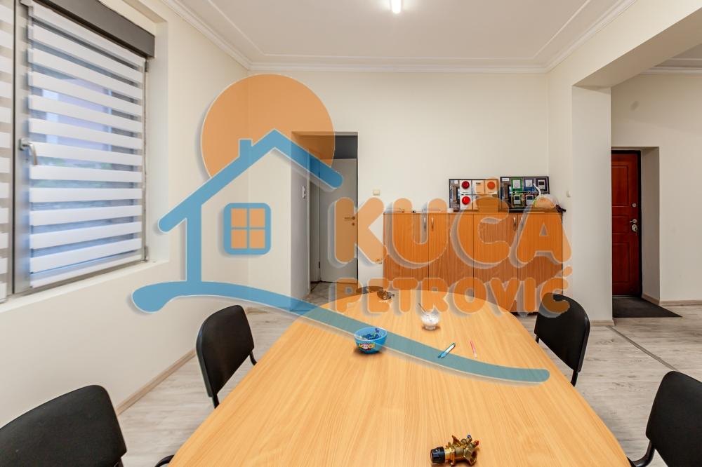 Slika 4 - Stan u zgradi, uknjižen, etažno grejanje, oglas ID p-015161