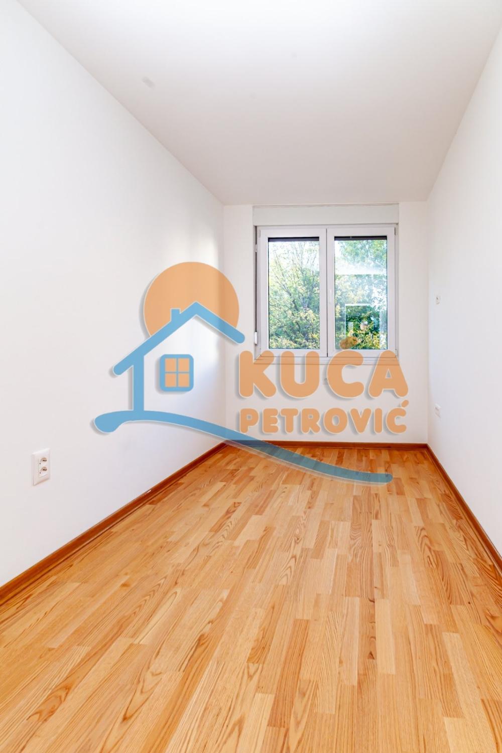 Slika 5 - Stan u zgradi, novogradnja, uknjižen, etažno grejanje, oglas ID p-015164