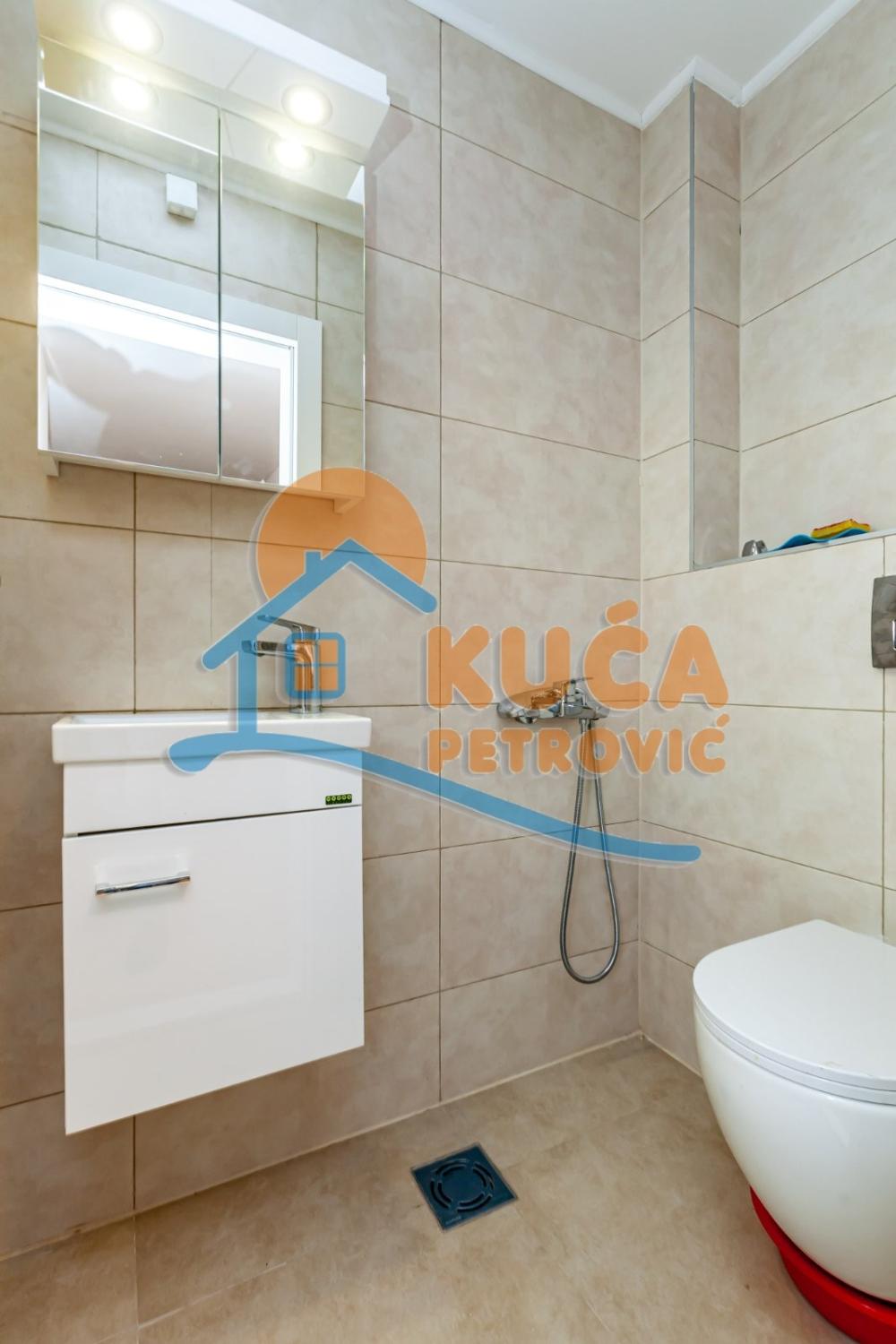 Slika 10 - Stan u zgradi, novogradnja, uknjižen, etažno grejanje, oglas ID p-015164