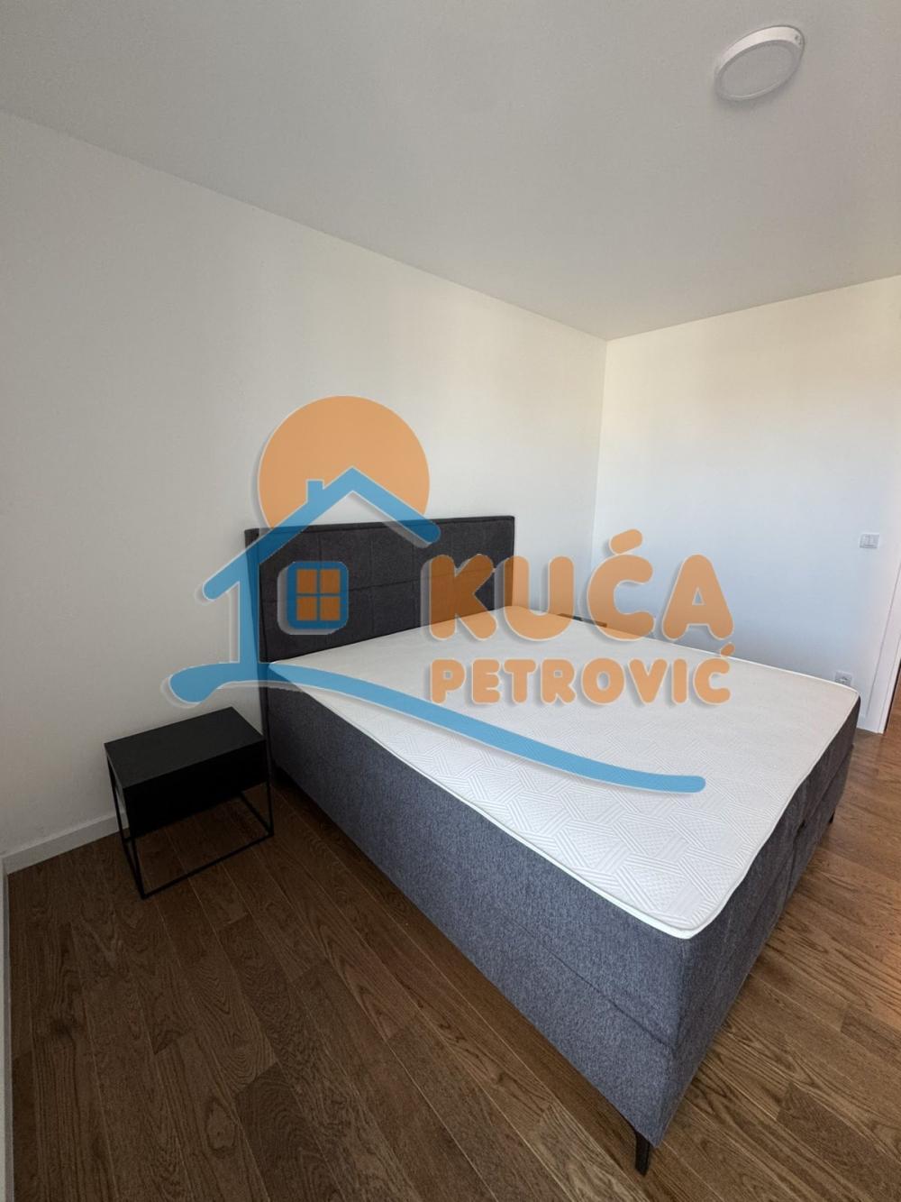 Glavna slika -Stan u zgradi, novogradnja, uknjižen, centralno grejanje, oglas ID p-015202