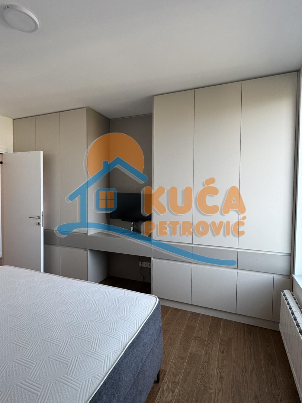 Slika 3 - Stan u zgradi, novogradnja, uknjižen, centralno grejanje, oglas ID p-015202