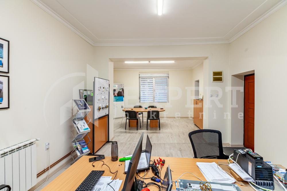 Slika 2 - Stan u zgradi, uknjižen, etažno grejanje, oglas ID p-015161