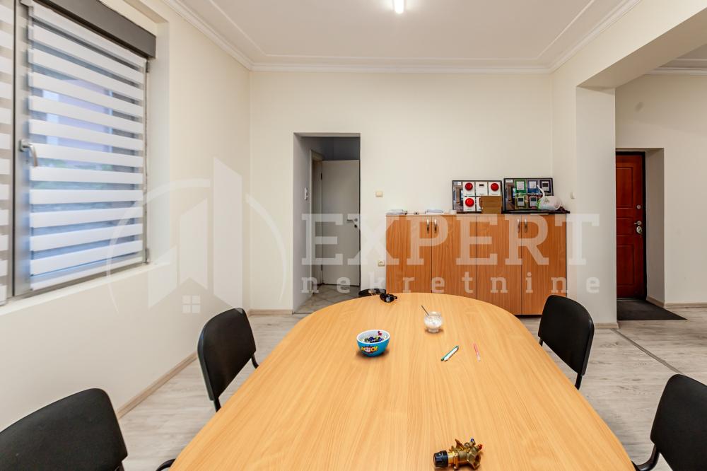 Slika 4 - Stan u zgradi, uknjižen, etažno grejanje, oglas ID p-015161