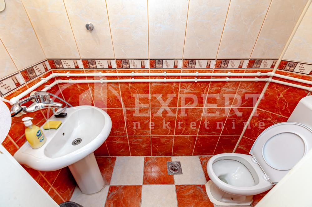 Slika 6 - Stan u zgradi, uknjižen, etažno grejanje, oglas ID p-015161