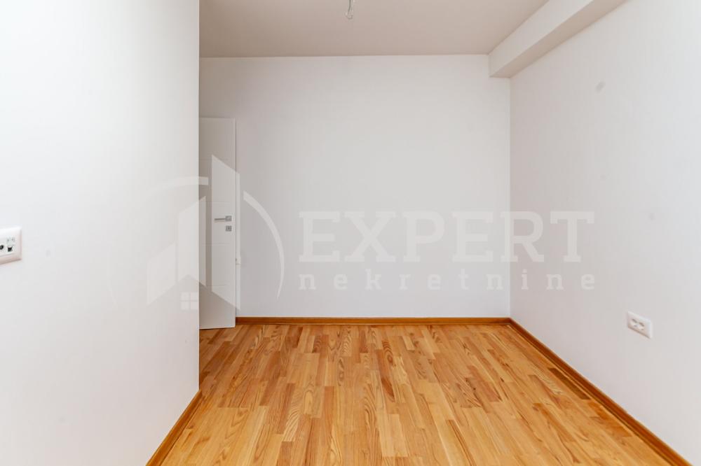 Slika 6 - Stan u zgradi, novogradnja, uknjižen, etažno grejanje, oglas ID p-015164