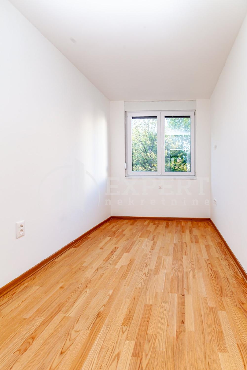 Slika 5 - Stan u zgradi, novogradnja, uknjižen, etažno grejanje, oglas ID p-015164