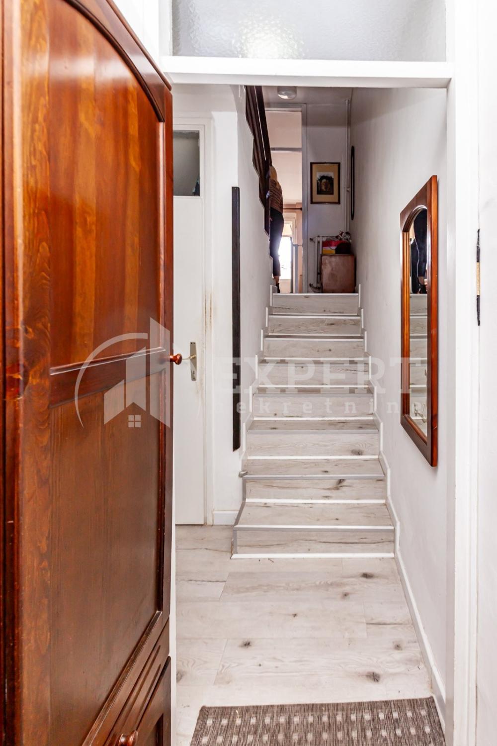 Slika 4 - Stan u zgradi, uknjižen, centralno grejanje, oglas ID p-015152