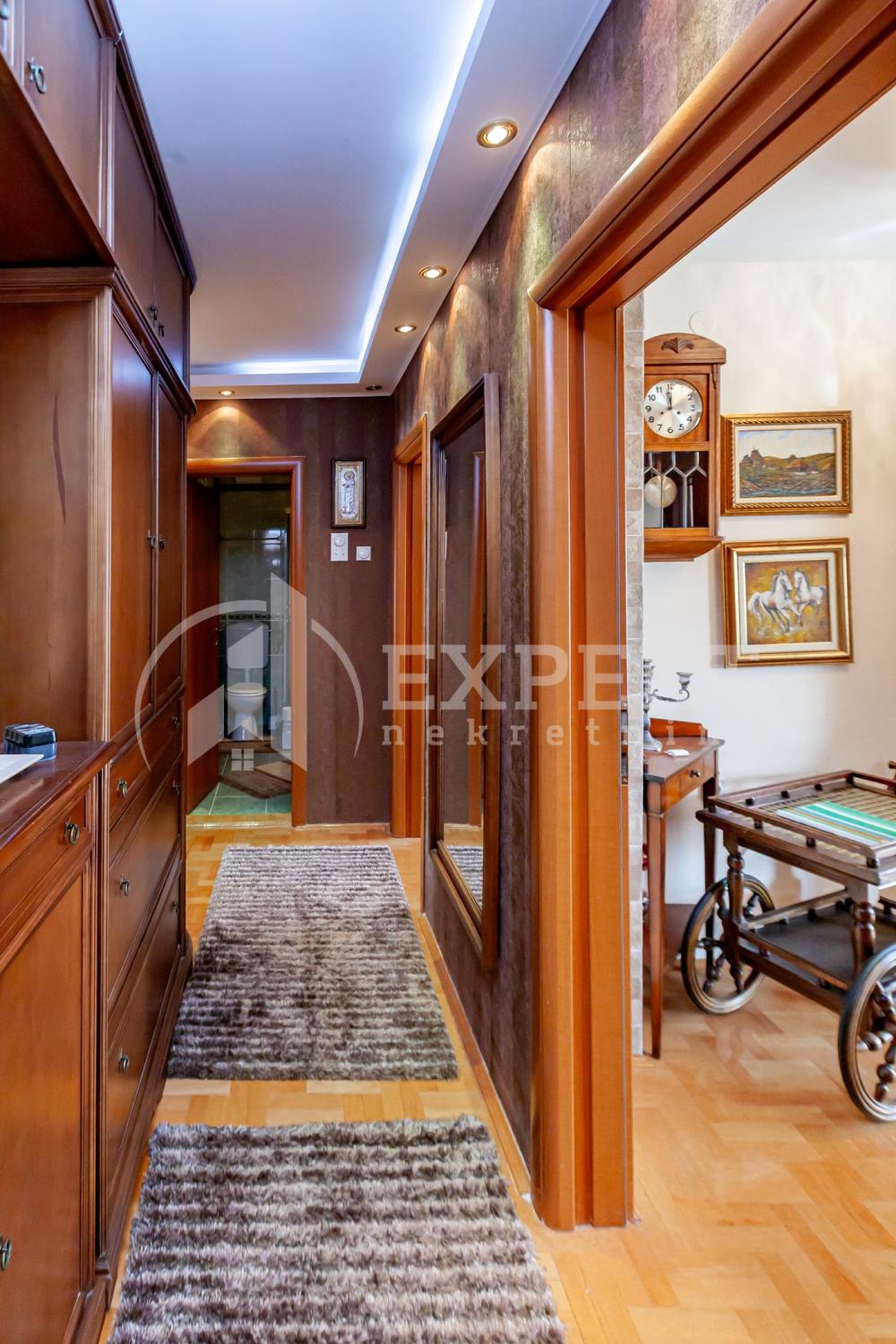 Slika 4 - Stan u zgradi, novogradnja, uknjižen, etažno grejanje, oglas ID p-015150