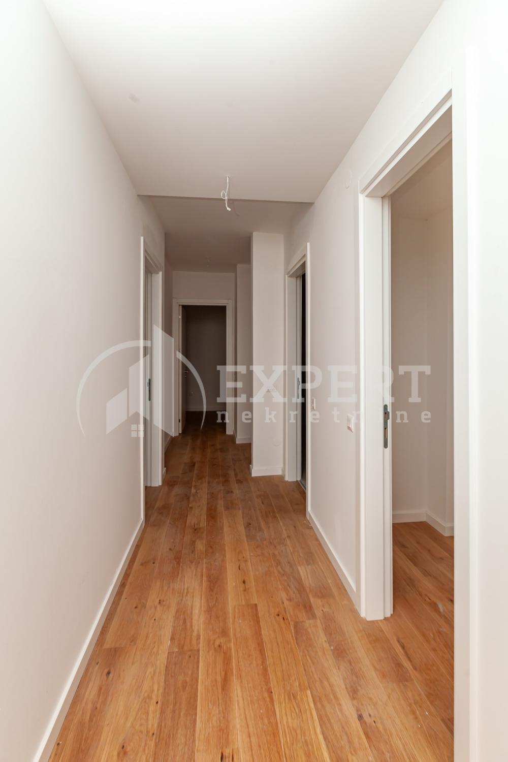 Slika 4 - Stan u zgradi, novogradnja, uknjižen, centralno grejanje, oglas ID p-015140