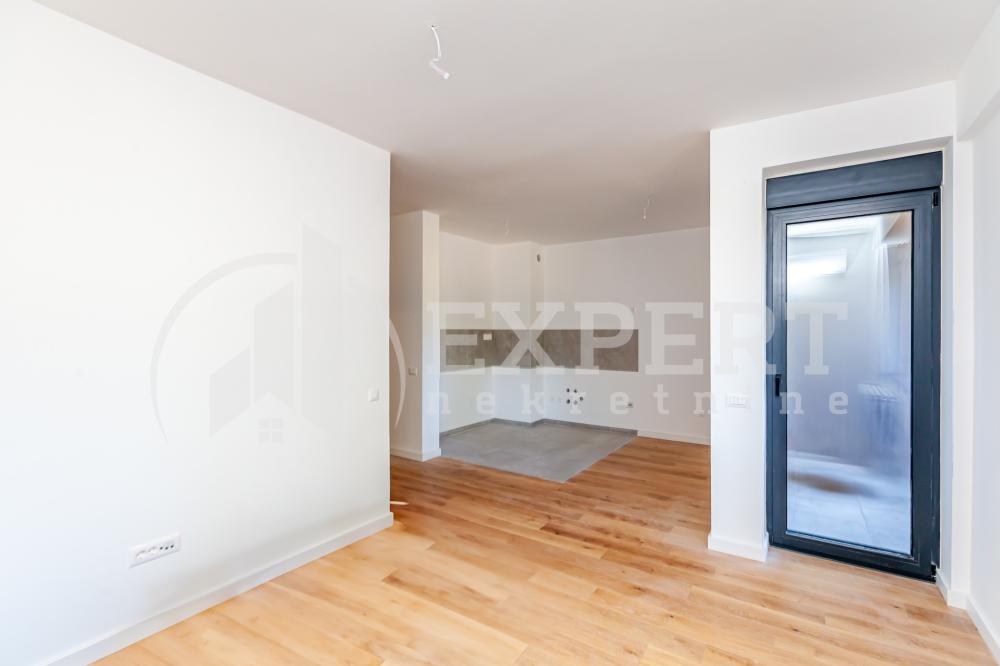 Slika 2 - Stan u zgradi, novogradnja, uknjižen, centralno grejanje, oglas ID p-015140