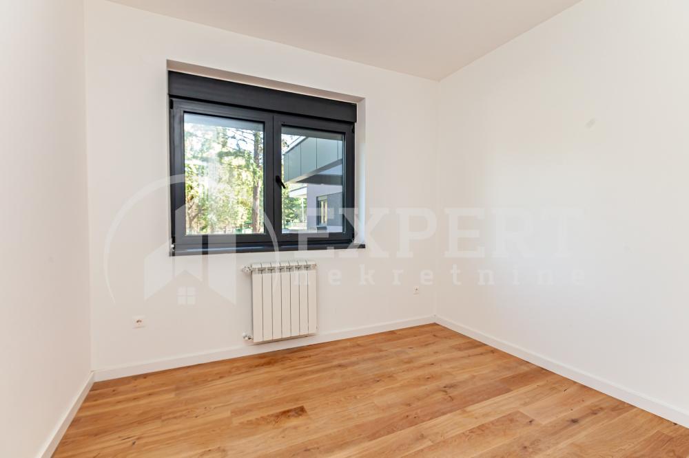 Slika 8 - Stan u zgradi, novogradnja, uknjižen, centralno grejanje, oglas ID p-015140