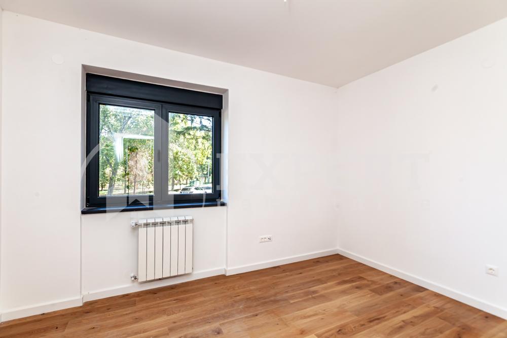 Slika 10 - Stan u zgradi, novogradnja, uknjižen, centralno grejanje, oglas ID p-015140