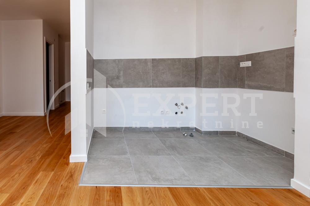 Slika 4 - Stan u zgradi, novogradnja, uknjižen, centralno grejanje, oglas ID p-015141