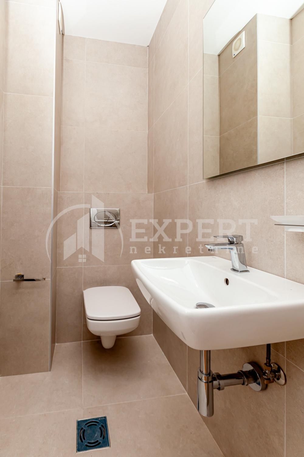 Slika 1 - Stan u zgradi, novogradnja, uknjižen, centralno grejanje, oglas ID p-015141