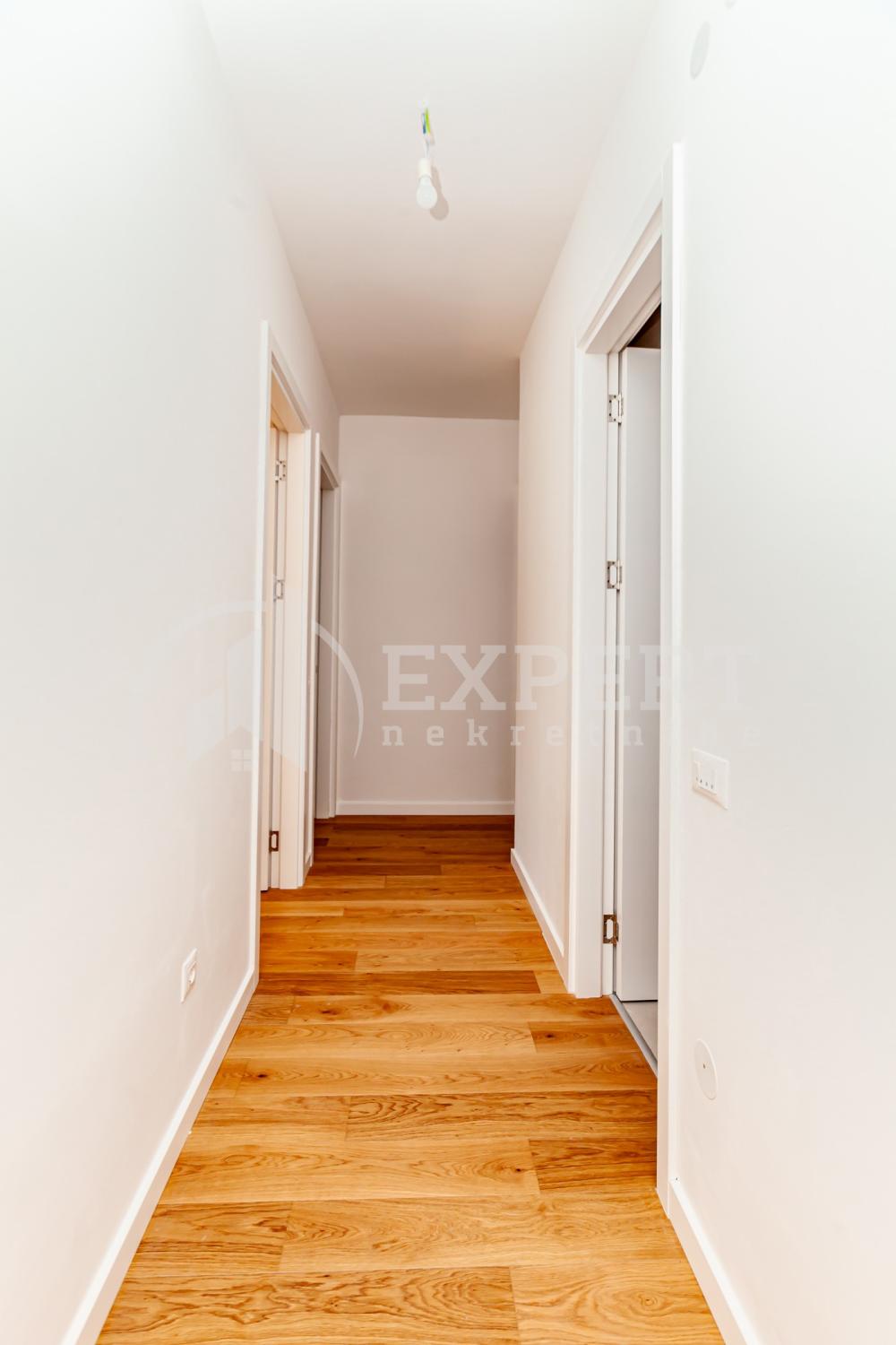 Slika 5 - Stan u zgradi, novogradnja, uknjižen, centralno grejanje, oglas ID p-015141