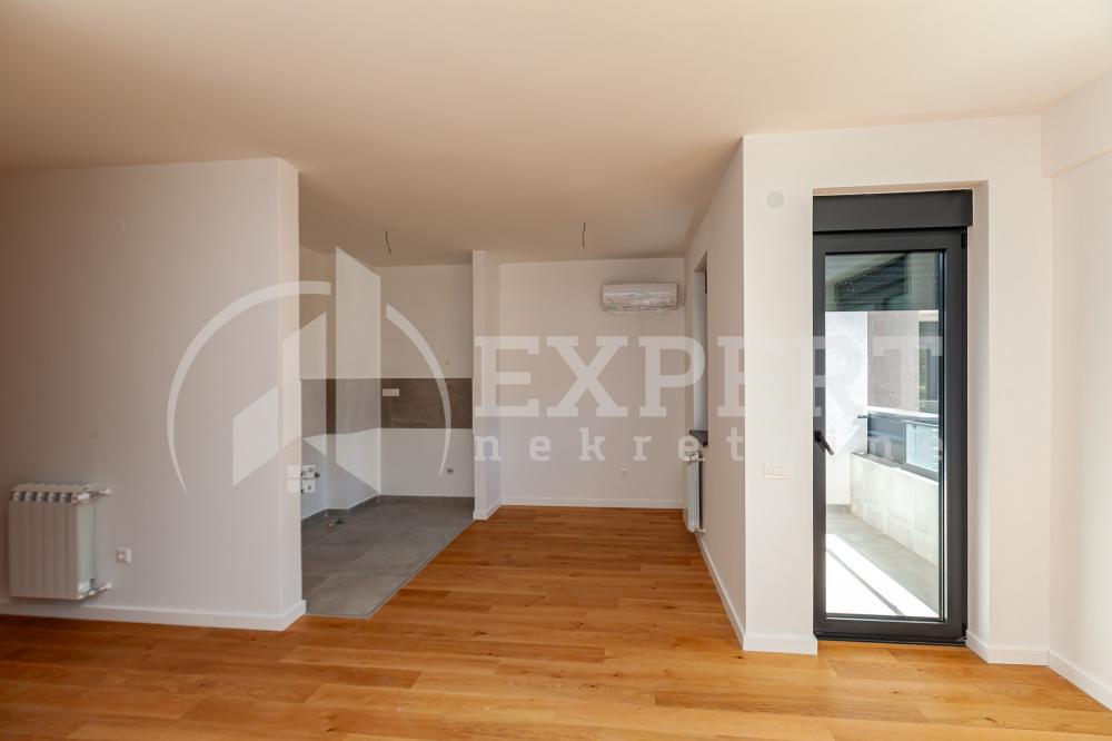 Slika 3 - Stan u zgradi, novogradnja, uknjižen, centralno grejanje, oglas ID p-015141