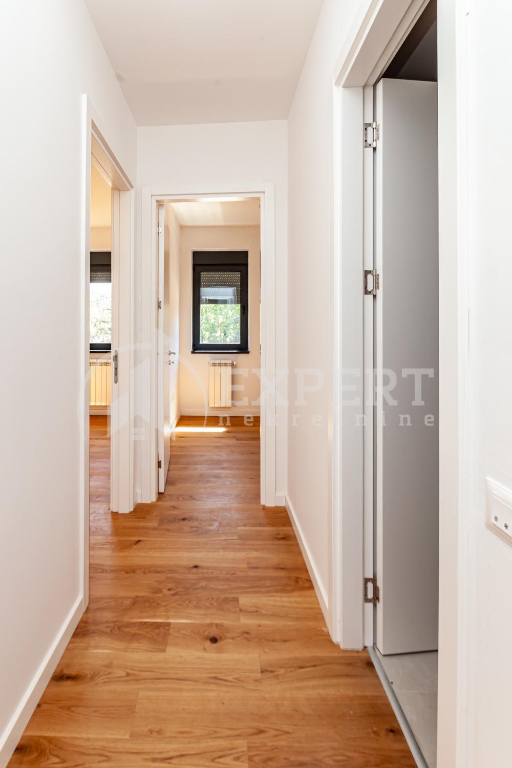 Slika 5 - Stan u zgradi, novogradnja, uknjižen, centralno grejanje, oglas ID p-015139