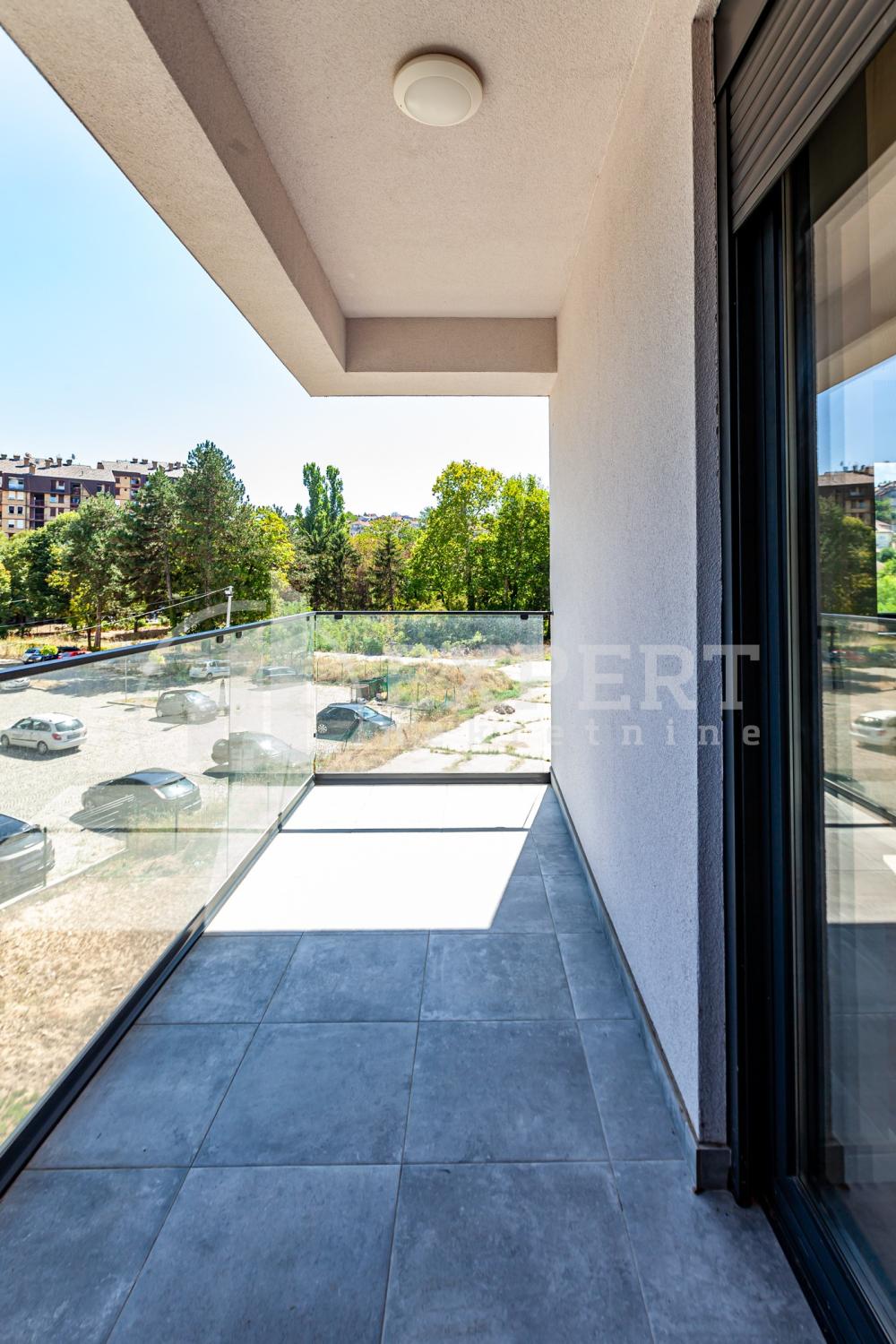 Slika 4 - Stan u zgradi, novogradnja, uknjižen, centralno grejanje, oglas ID p-015139