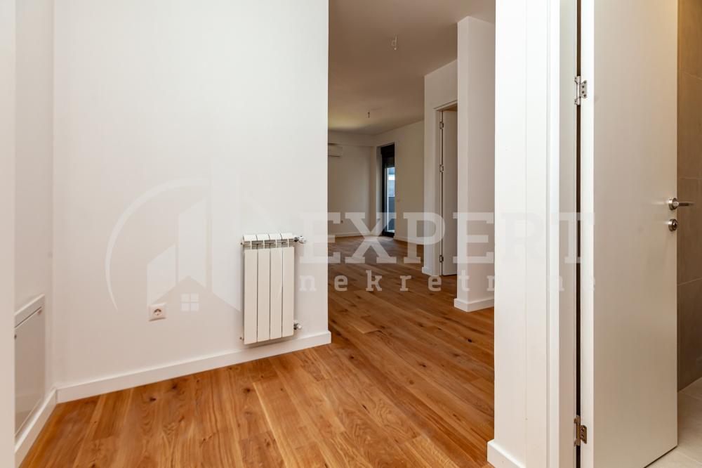 Slika 1 - Stan u zgradi, novogradnja, uknjižen, centralno grejanje, oglas ID p-015139