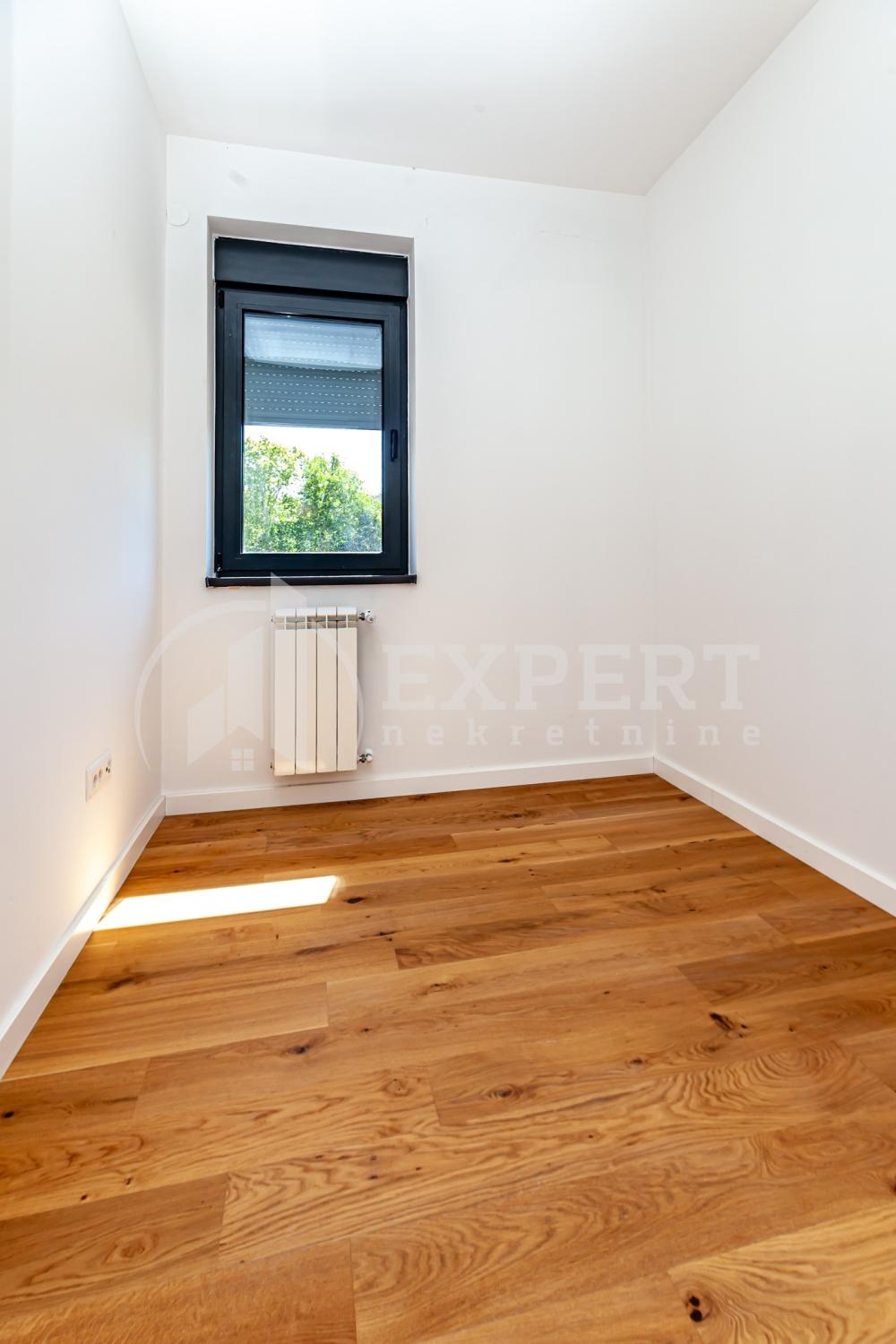 Slika 7 - Stan u zgradi, novogradnja, uknjižen, centralno grejanje, oglas ID p-015139