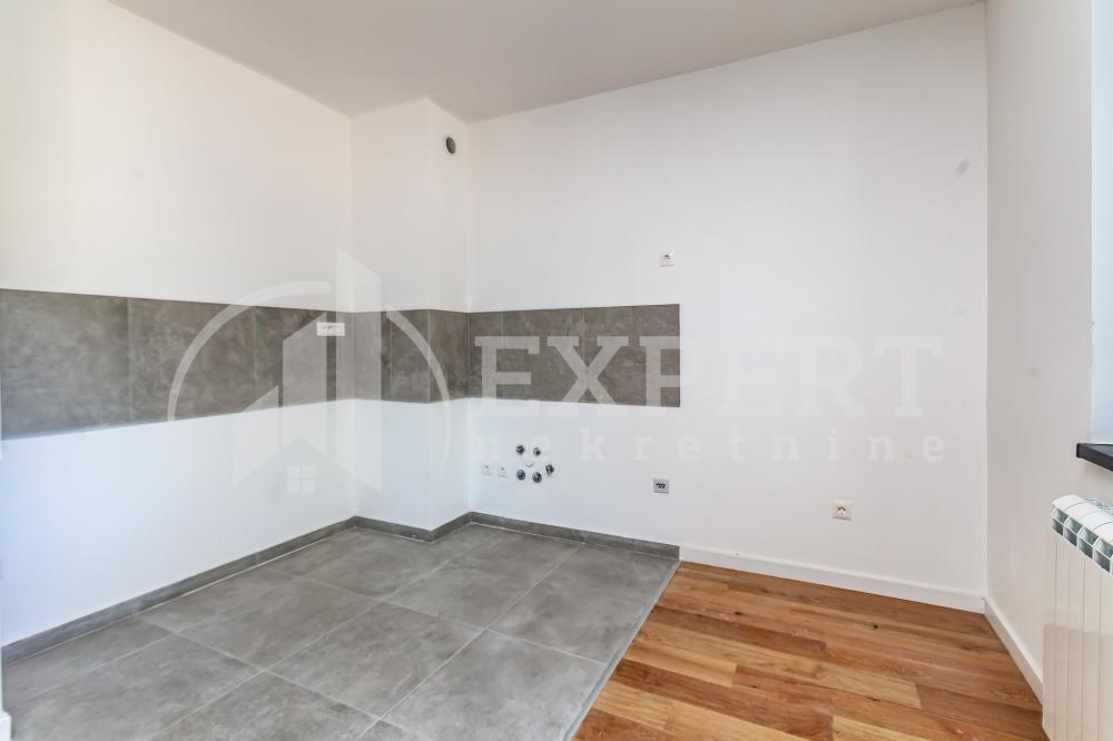 Glavna slika -Stan u zgradi, novogradnja, uknjižen, centralno grejanje, oglas ID p-015137