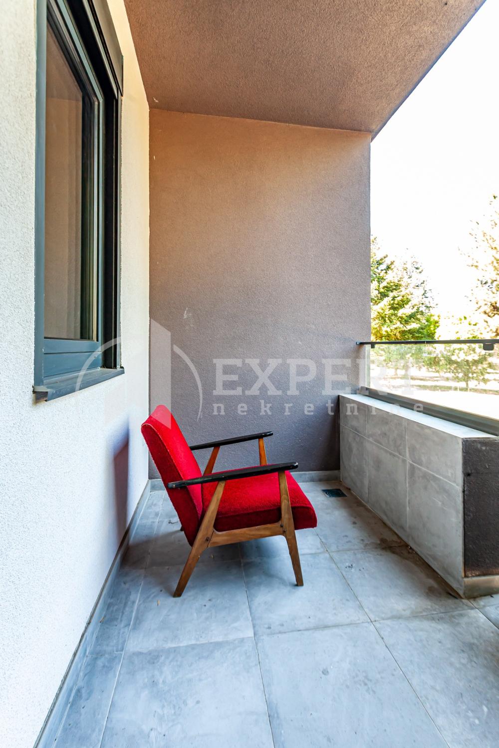 Slika 3 - Stan u zgradi, novogradnja, uknjižen, centralno grejanje, oglas ID p-015137