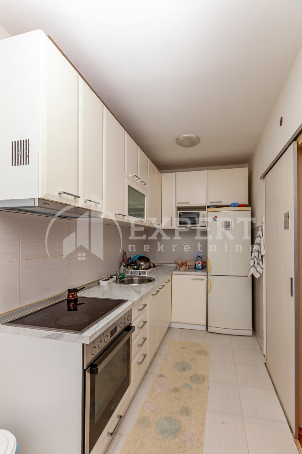 Slika 7 - Stan u zgradi, uknjižen, grejanje na struju, oglas ID p-015068