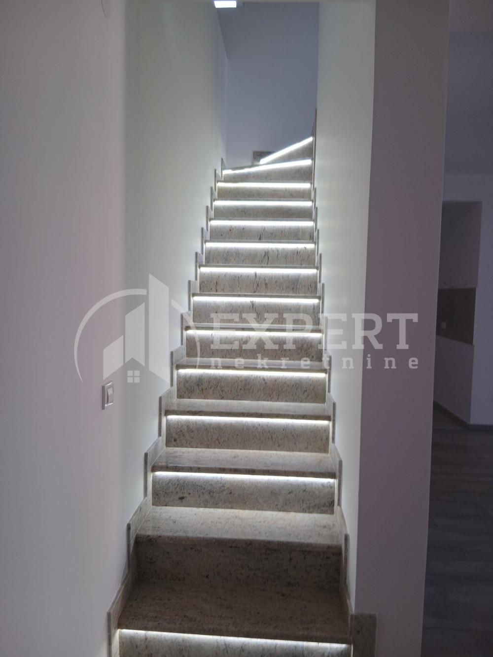 Slika 11 - Stan u zgradi, novogradnja, uknjižen, etažno grejanje, oglas ID p-015080