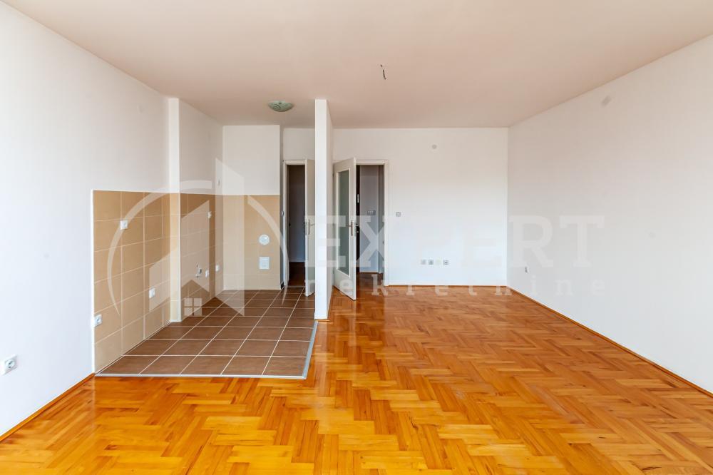 Glavna slika -Stan u zgradi, novogradnja, uknjižen, grejanje na struju, oglas ID p-015083