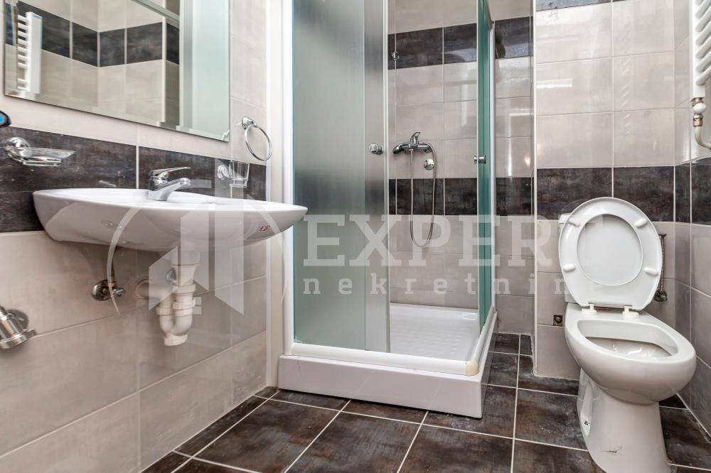 Slika 5 - Stan u zgradi, novogradnja, uknjižen, grejanje na struju, oglas ID p-015083