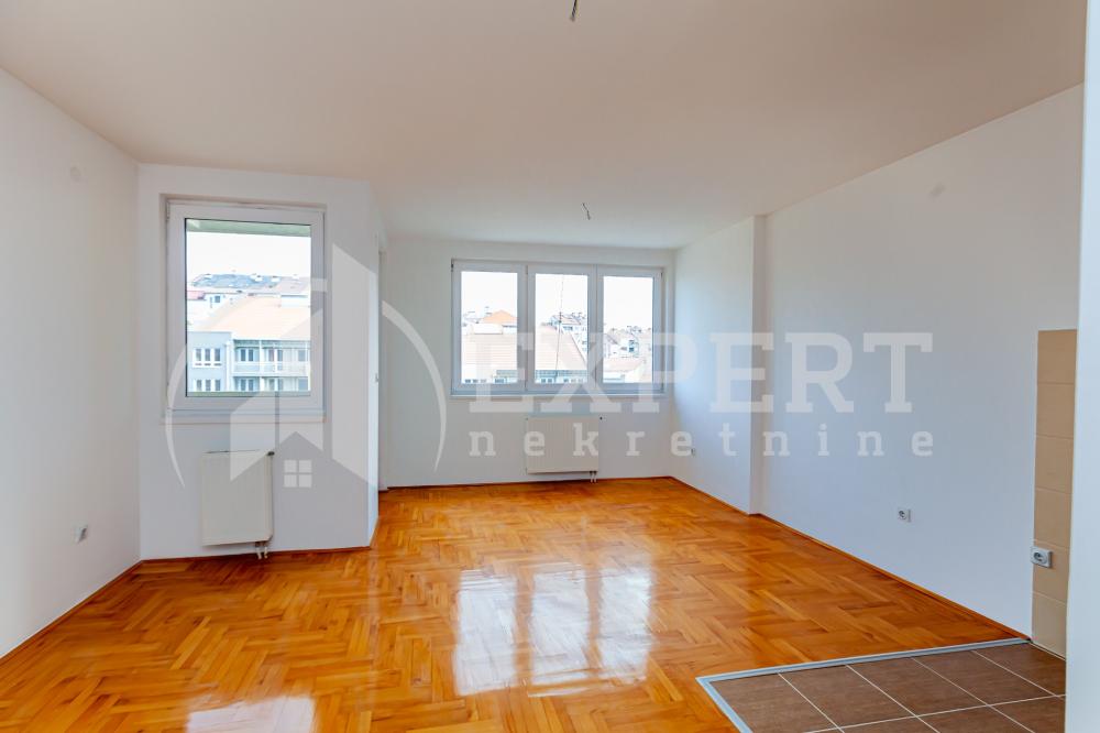 Slika 1 - Stan u zgradi, novogradnja, uknjižen, grejanje na struju, oglas ID p-015083