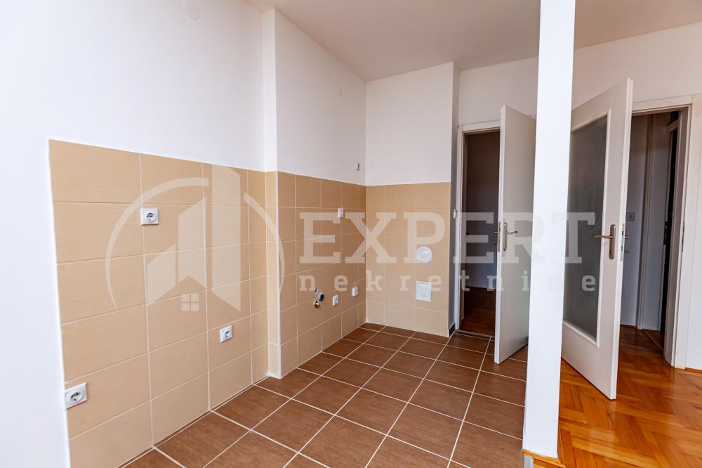 Slika 3 - Stan u zgradi, novogradnja, uknjižen, grejanje na struju, oglas ID p-015083