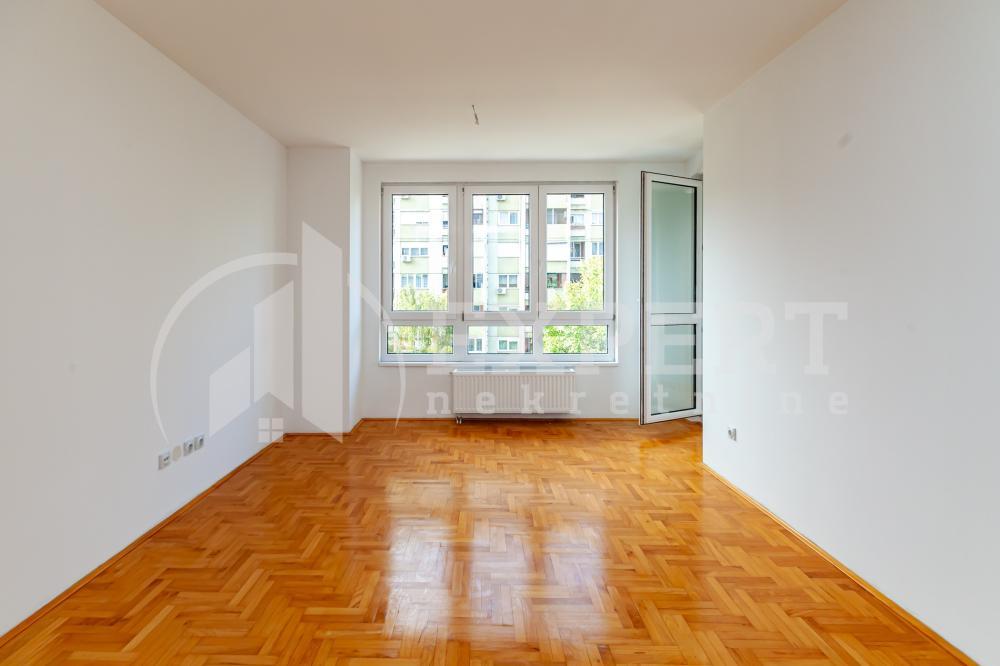 Glavna slika -Stan u zgradi, novogradnja, uknjižen, grejanje na struju, oglas ID p-015084