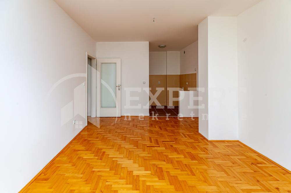 Slika 1 - Stan u zgradi, novogradnja, uknjižen, grejanje na struju, oglas ID p-015084