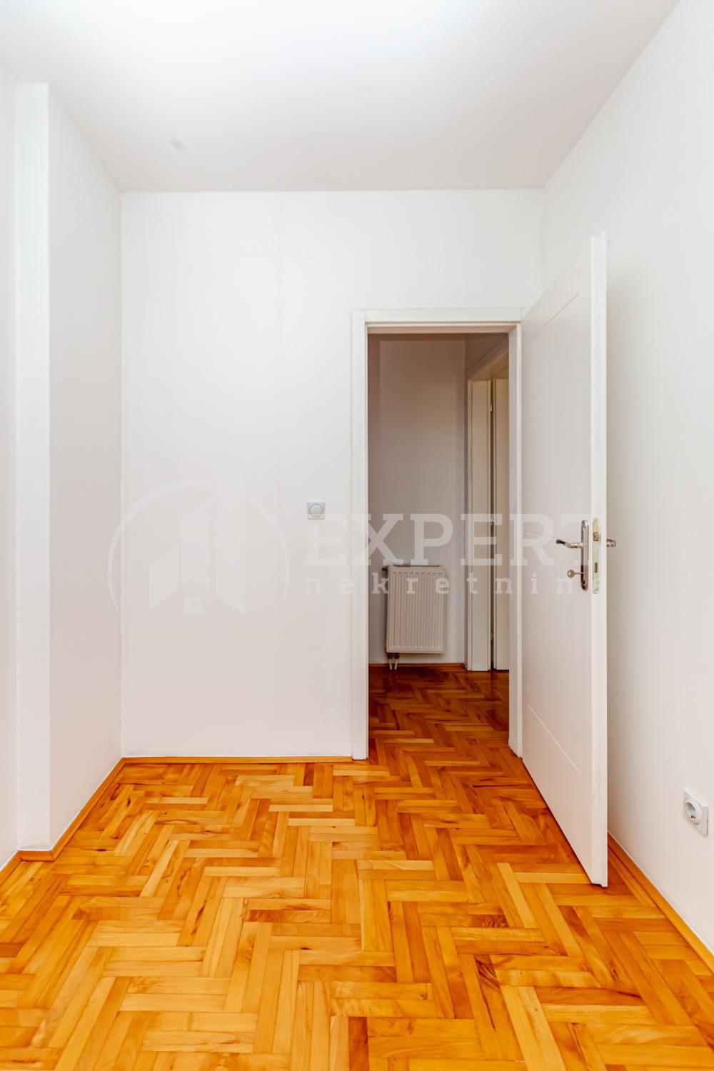 Slika 5 - Stan u zgradi, novogradnja, uknjižen, grejanje na struju, oglas ID p-015084